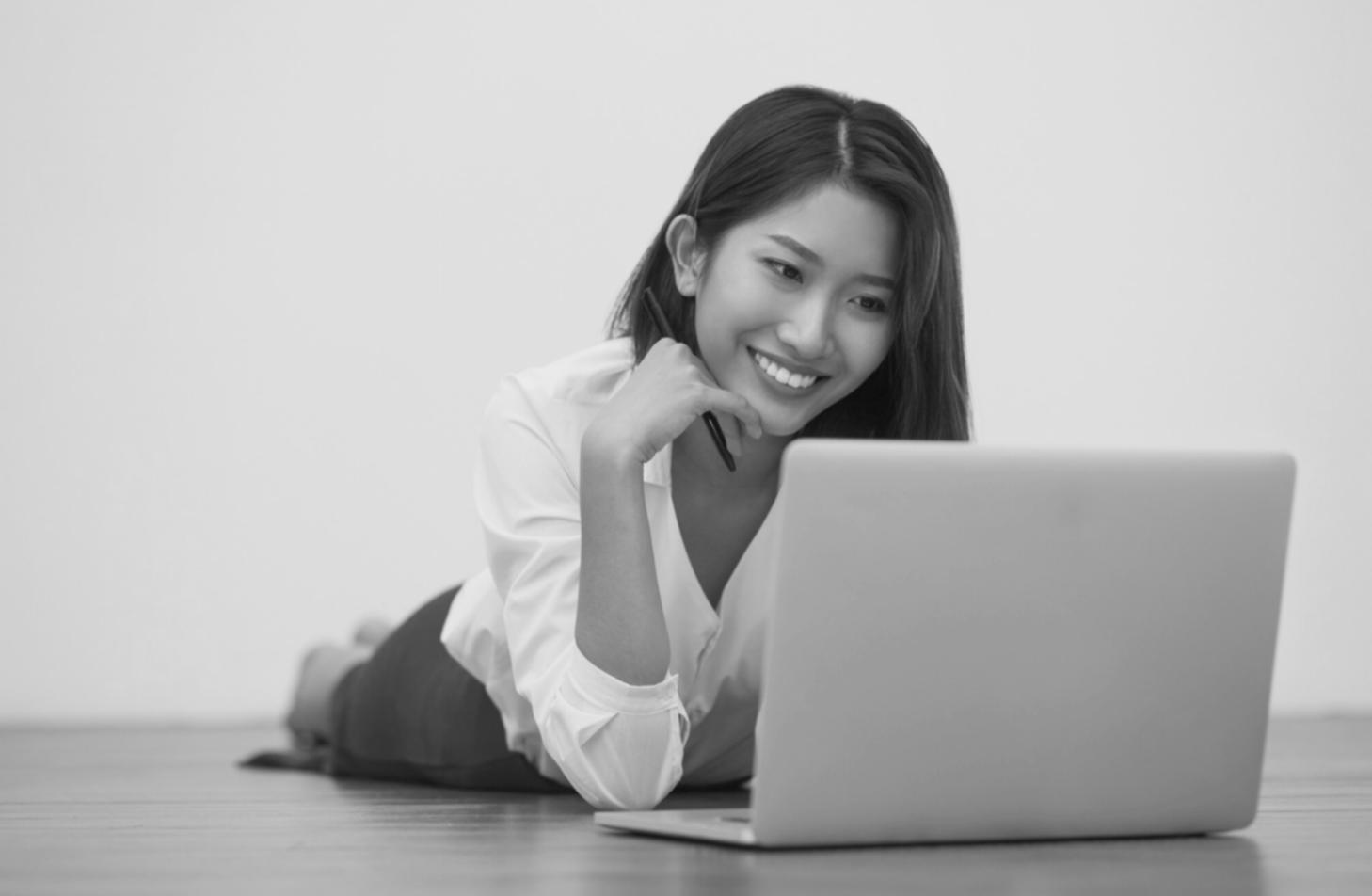 タイポグラフィ中心のインテリア系Webデザイン